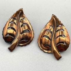 Vintage 1960s Copper-Tone Classic Fashion Veined Leaf Stud Clip-On Earrings Y2K