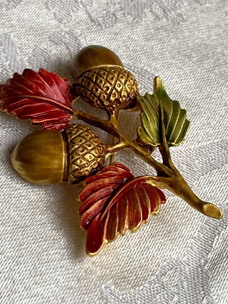 Brooch Designer Signed TONA Fall Autumn Leaf Acorns Orange Gold Tone 2″×1.5″