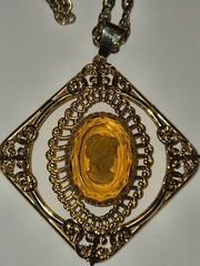 Vintage Mid-Century Amber Glass Cameo Large 2.75″ Pendant Gold 23″ Rope Chain