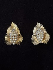 Gold Tone Leaf Necklace White Faux Pearl Round