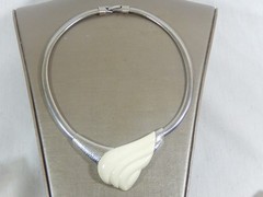 TRIFARI 70’s LANVIN MODERNIST ERA OFF WHITE LUCITE CENTER FEATURE NECKLACE