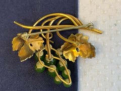 Vtg Gold Filled Krementz Grape Cluster Brooch 7.48g Jewelry Jade Look Stones Pin