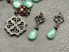 Avon Vintage Green Faux Jade Enamel Pendant Necklace Dangle Earrings Set