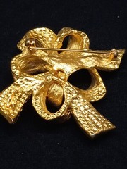 RARE 1950s TONA Textured Diamond Cut 3D Bow Design Brooch