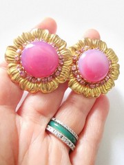 MIRIAM HASKELL 50’S SIGN 2-PC SET PINK PÂTÈ DE VERRE BEADS & MONTÉE BRASS ACCENT