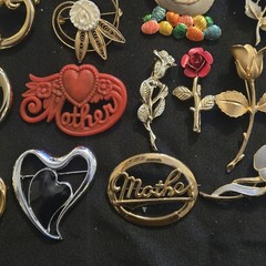 22 VINTAGE BROOCH COSTUME JEWELRY LOT HEARTS MOTHERS DAY FLOWER AVON JJ GERRYS