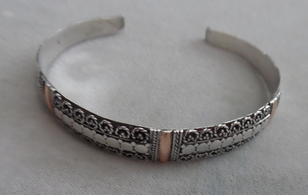 BEAUTIFUL CUFF BRACELET 3 18KT BAR DESIGN ACROSS TOP