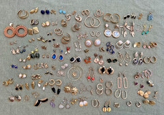 LOT OF 100+ VINTAGE GOLD TONE EARRING PAIRS FOR PIERCED EARS N189