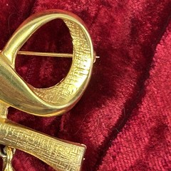 Vtg CASUAL CORNER Pin Brooch Signed Gold Tone Twisted Ribbon Articulated Drop