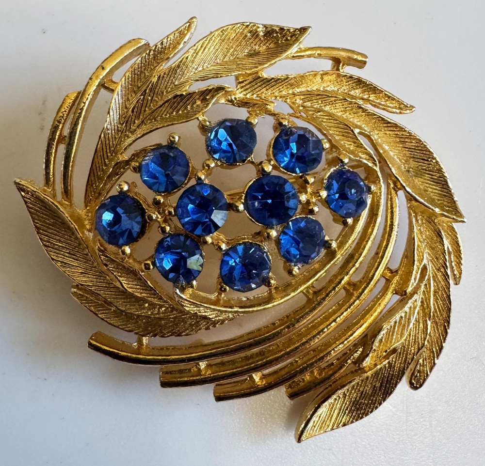 Vintage Blue Rhinestone Leaf Wreath Lisner Brooch yellow gold plated
