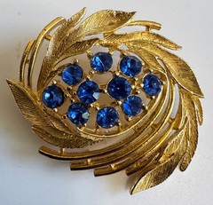 Vintage Blue Rhinestone Leaf Wreath Lisner Brooch yellow gold plated