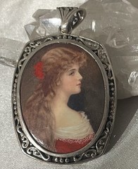 VINTAGE HAND PAINTED CAMEO PORTRAIT ON BLACK ONYX IN FILIGREE STERLING FRAME