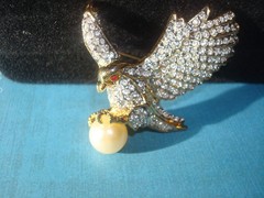 STUNNING SIGNED AD2001 EAGLE W/PEARL PAVE’ CRYSTAL RHINESTONES BROOCH GOLD PLATE