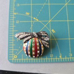 Vintage Gold Tone Glass Rhinestones Christmas Ornament Brooch Pin