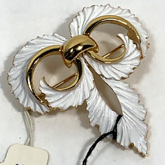 Vintage NOS Crown Trifari White Enamel Open Bow Pin Gold Tone Texture Tags 2″