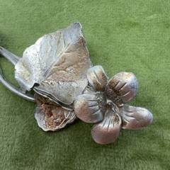 Vintage Silver Tone Floral Figural Brooch Pin Violet Pansy Leaf 2.25in
