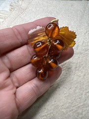 VTG Amber Lucite Grape Cluster Brooch Gold Tone Leaves Mid Century Fruit Jewelry