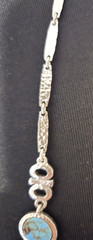 Vtg Sarah Coventry Flat Hammered Link w Turquoise Color Stones – 29 in Necklace