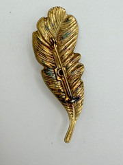 VINTAGE GOLD TONE LEAF BROOCH PIN GREEN STONE 2.5 IN COSTUME JEWELRY