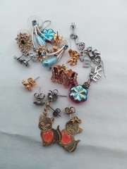 10 LOT D VINTAGE ESTATE PIERCED EARRINGS ALL DAINTY SOME HUGGIE & DANGLE