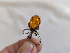 Sterling silver teardrop amber brooch 1.25″ across 2.8g