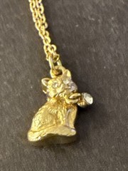 VTG Gold Tone Cat Necklace Rhinestone Kitten Pendant Holding Crystal Unmarked