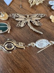 Spectacular lot of assorted vintage brooches