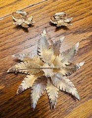 Vintage Signed Lisa Jewels Co. White Enamel Leaf Brooch & Clip Earrings Set Gold