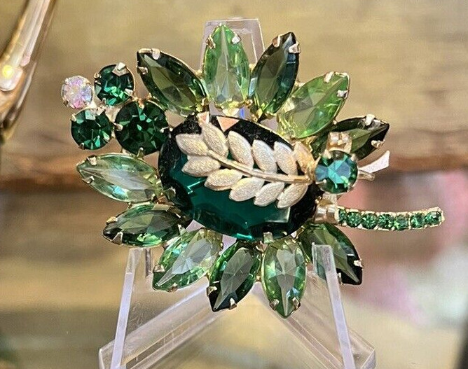D&E Juliana Book Piece Green Rhinestone Open Back Brooch Wire Over Gold Fern
