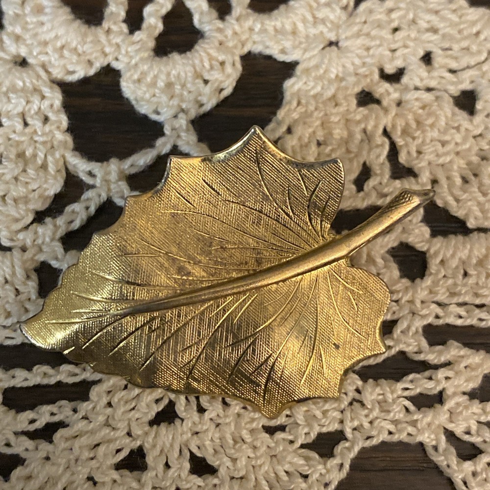 Vintage Gold Tone Leaf Brooch Pin Textured 2 Inch Gloss Jewelry