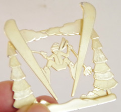 Cool! 2.25″ VTG c1980’s DOWNHILL SNOW SKIER/ SKI JUMPER 2-TONE GOLD BROOCH PIN