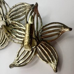 Vintage Sarah Coventry Gold Tone Flower Clip-On Earrings Faux Pearl Center 1960s