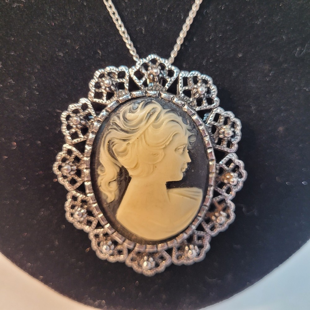 Vintage Silver Tone Black White Cameo Necklass Brooch 2 1/2″x 2″ large 23″ chain