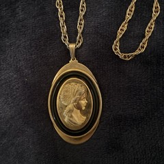 Vintage 1975 Avon Silhouette Greek Cameo Pendant Necklace Goldtone & Black