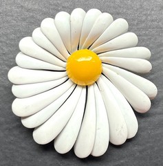 vtg off-center spiral WHITE & YELLOW DAISY PIN. Enamel & Metal. 3″. 1960s MOD