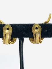 VTG HATTIE CARNEGIE SIGNED TEXTURED GOLD TONE CLIMBER EARRINGS W/RHINESTONES