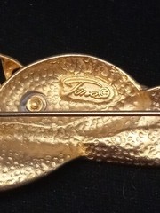 TONA 1970s RARE Matte Gold Tone DERBY DAY Hat With Feather & Faux Pearl Brooch