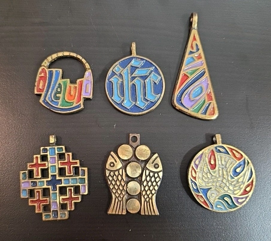 (6) 1960’s VINTAGE TERRA SANCTA GUILD ISRAEL HANDPAINTED PENDANTS