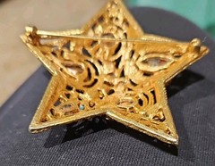 La Roco 1950s Star Brooch Colorful Gold Tone Rhinestones Textured Gold Plate