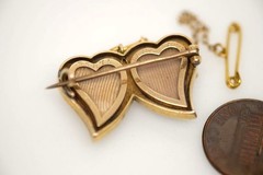 ANTIQUE VICTORIAN ENGLISH 15K GOLD PEARL JOINED WITCH’S HEARTS LOCKET BROOCH
