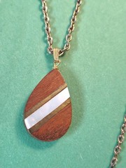 Vintage Inlaid MOTHER OF PEARL & WOODEN Pendant And Necklace in Gold Tone