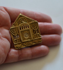 Signed MMA (Metropolitan Museum of Art) gold tone Synagogue brooch/pendant