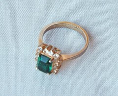 Vintage faux emerald ring 18 KT GEL yellow gold plate size 7 clear rhinestones