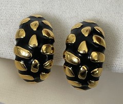 Vtg Signed Graziano Raised Gold Tone Design & Black Enamel Clip On Earrings 1”