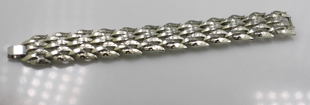 Vintage retro wide leafy links silver tone links chain bracelet 7″ Coro Pegasus