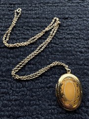 Vintage 12K Gold Filled Hand Etched Oval Locket Pendant Necklace With 20in Chain