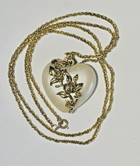 Romantic Vintage Heart Pearl Pendant Long Goldtone Rope Chain Necklace 28 Inch