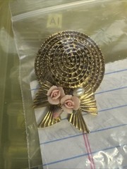 Gold Tone Textured Straw Garden Hat Pink Roses Pearl on Bow 2″ Brooch Pin 1928