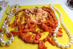 1960’s vintage jewelry lot lucite coral,faux pearls,rhinestone jewelry lot wow