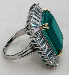 Stunning Vtg STAR OF HOLLYWOOD Simulated Emerald and Crystals Cocktail Ring Sz8